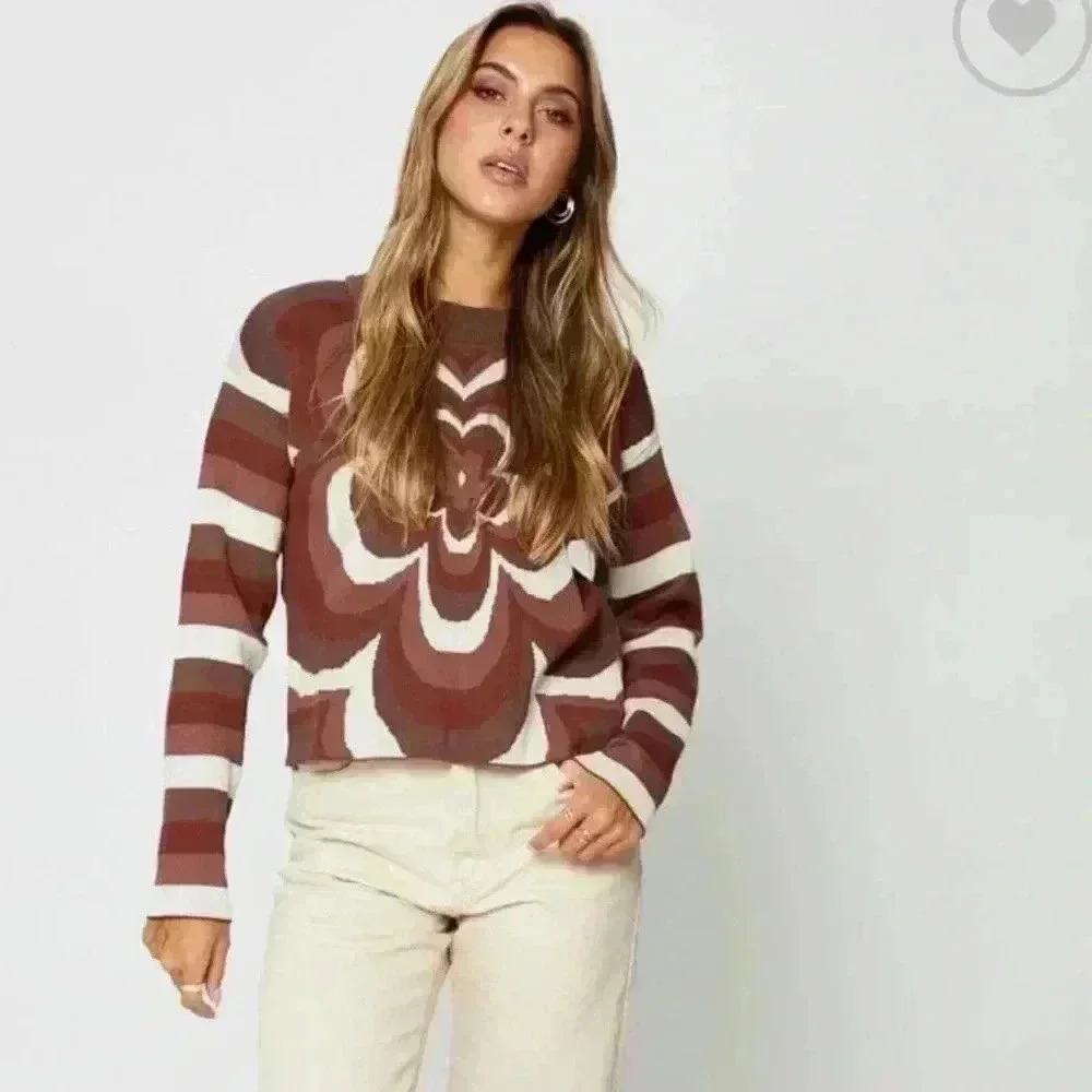 BaeVely women’s Brown Knit Top Long Sleeve Round
Neck Floral sz M used no flaws